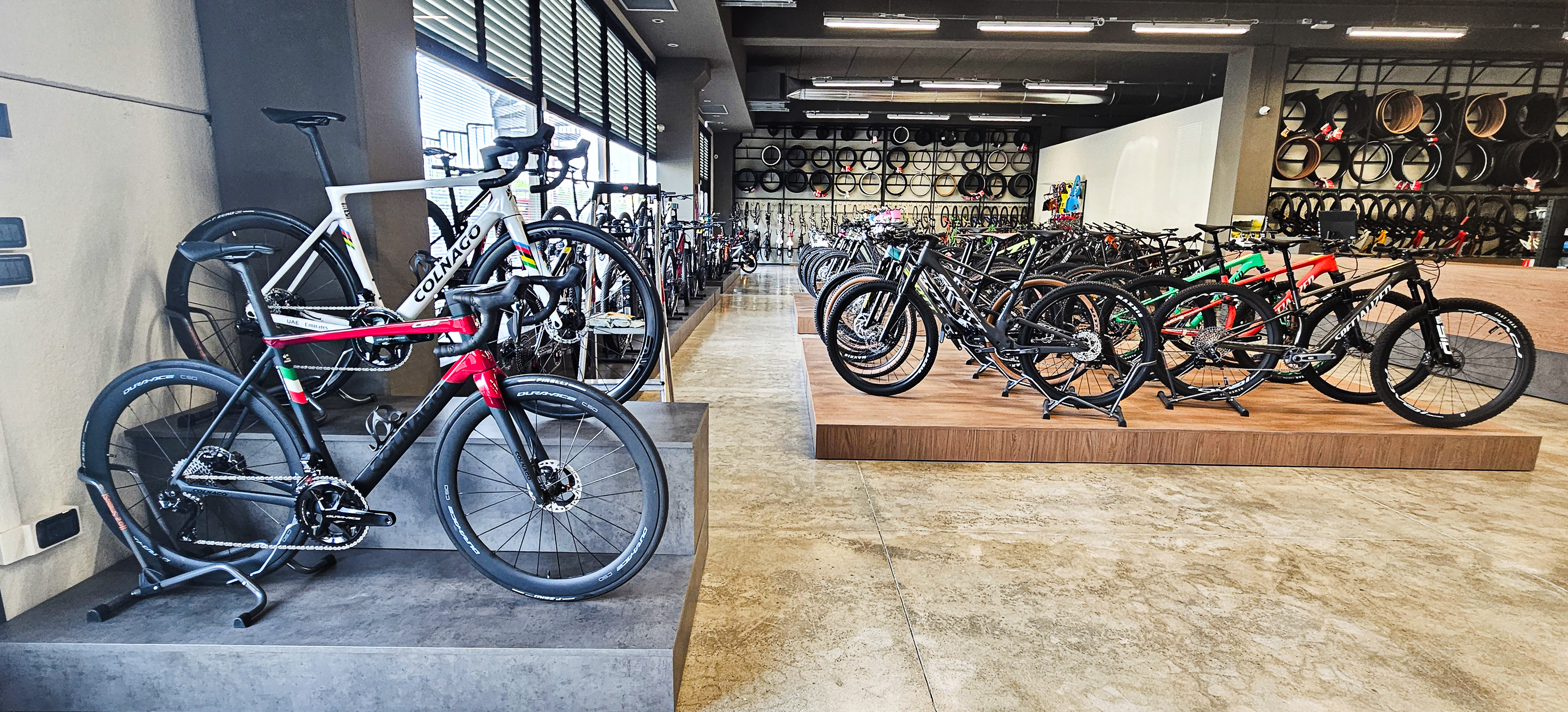 Descubre el mobiliario modular de CAEM para tiendas de bicicletas